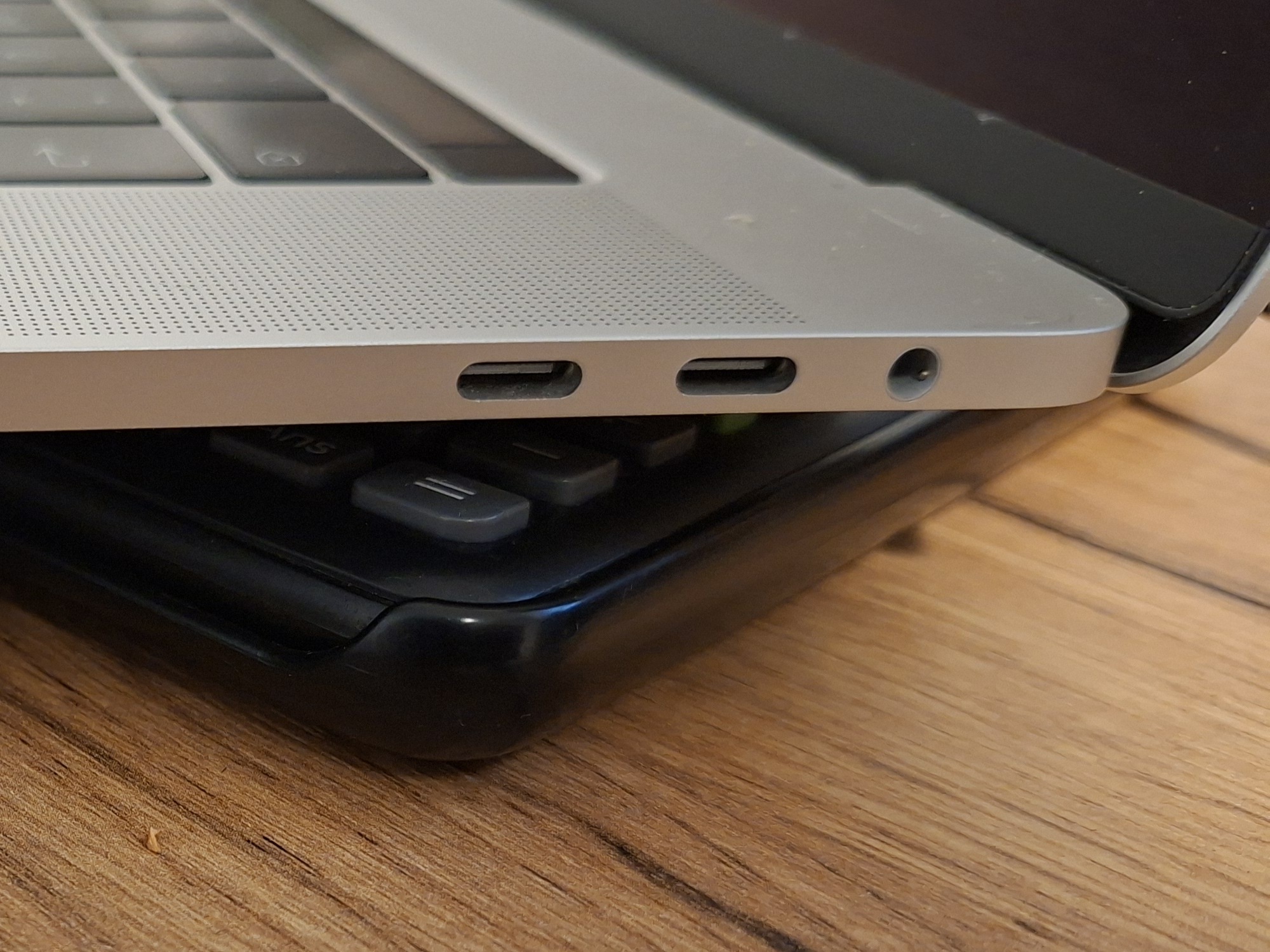 MacBook Pro 15 pouces 2017 vu de côté : deux ports USB-C et prise casque