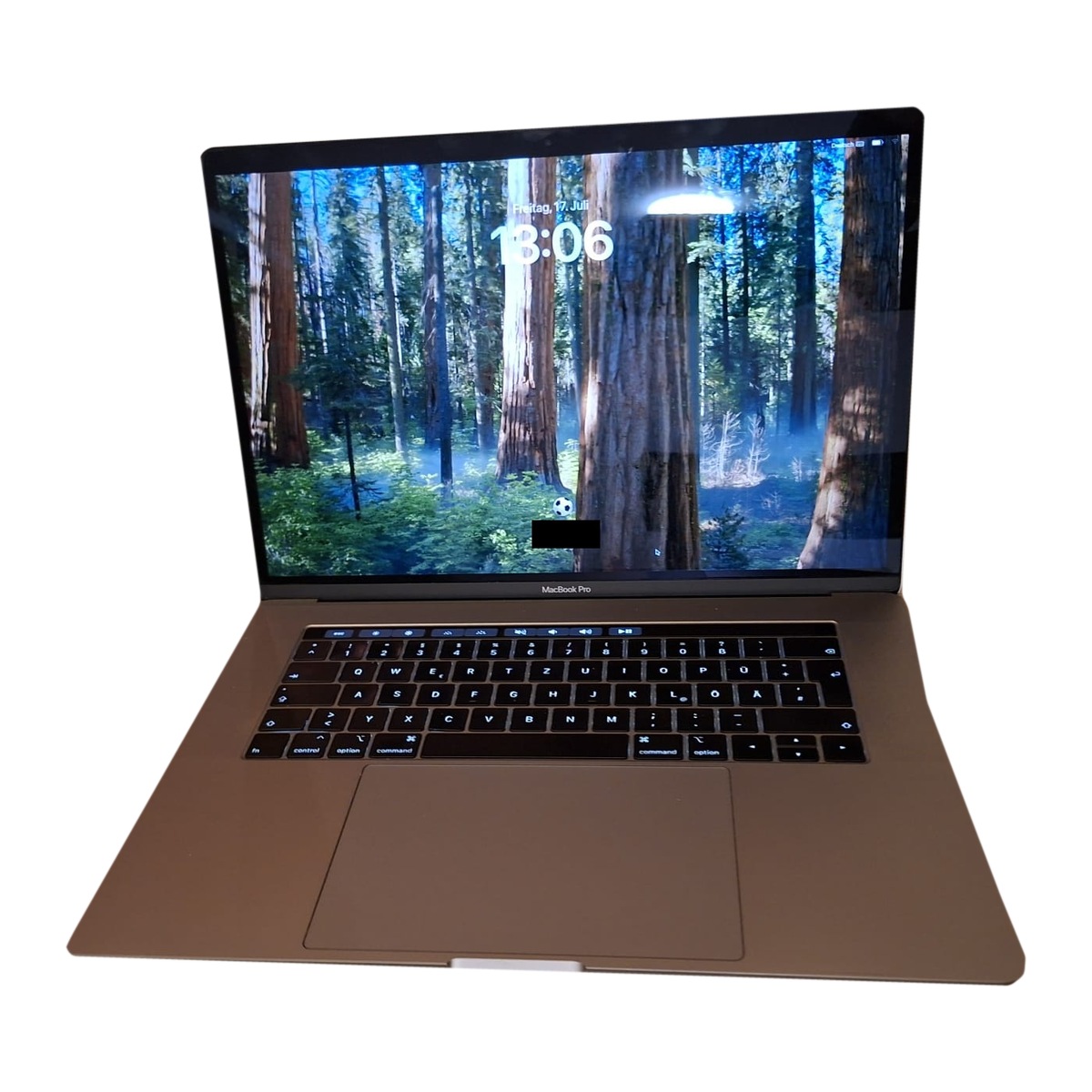 Apple MacBook Pro 15 pouces 2018 ouvert, vu de face, clavier allemand avec Touch Bar