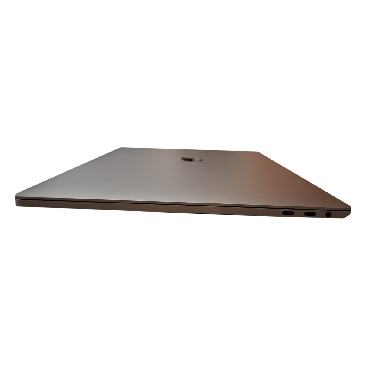 Apple MacBook Pro 15 pouces 2018 fermé, vue de profil avec deux ports USB-C et la prise casque