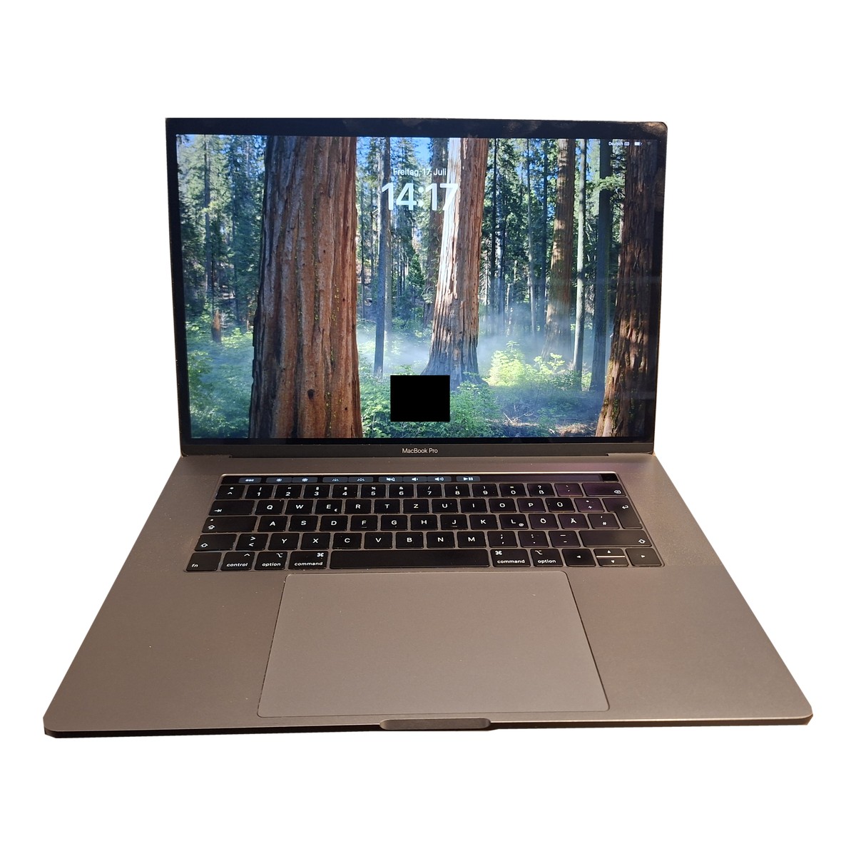 MacBook Pro 15 pouces 2018 ouvert de face, Touch Bar et clavier QWERTZ